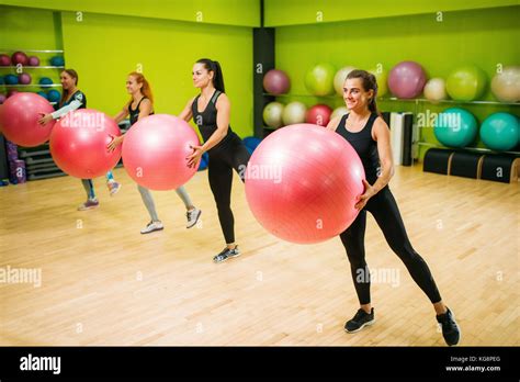 Mujeres haciendo ejercicio en pelotas 